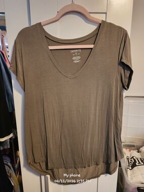 American Eagle Outfitters Olive Green V-Neck Short Sleeve Tee